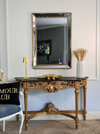 Barokowa konsola, kolor ciemnozłoty, czarny blat.